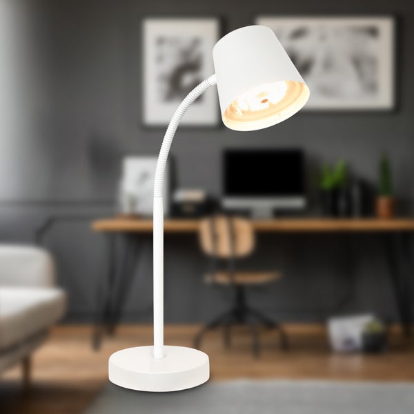 Weiße Schreibtischlampe mit flexiblem Schwanenhals und rundem Standfuß in einem Arbeitszimmer.