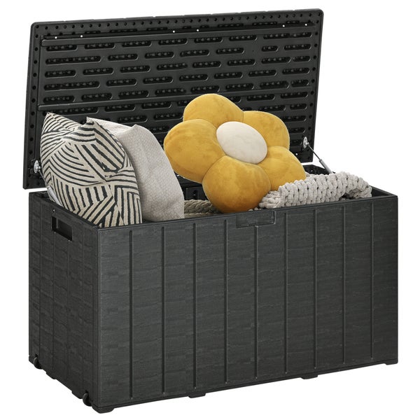 Geöffnete Gartenbox aus Kunststoff in Anthrazit mit Holzstruktur, gefüllt mit verschiedenen Dekokissen und einer Wohndecke.