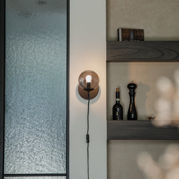 Wandleuchte mit rundem Lampenschirm und Schalter an der Zuleitung