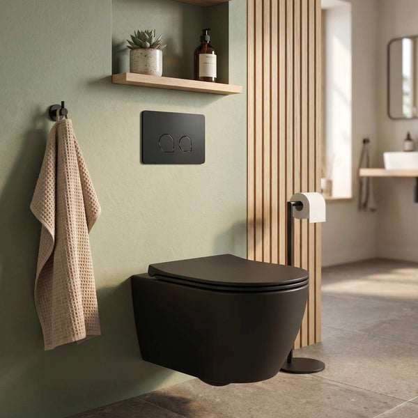 Modernes wandhängendes WC mit schwarzer Betätigungsplatte in einem Badezimmer mit Holzlamellen und Ablageregal.
