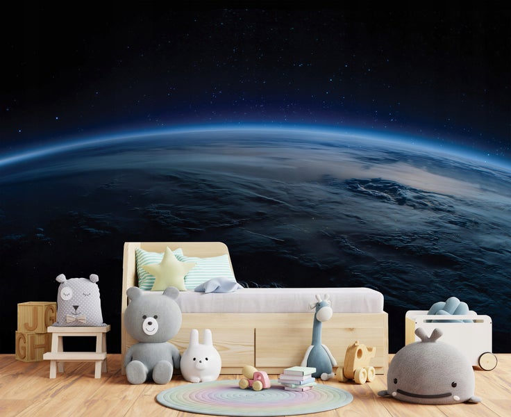 Kinderzimmer mit Bett, Spielzeug und Weltraumtapete.