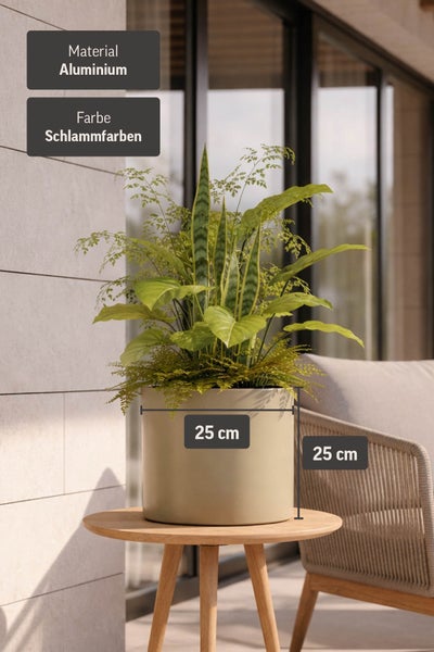 Runder Übertopf aus Aluminium, 25 Zentimeter hoch und breit, schlammfarben, auf einem hölzernen Beistelltisch mit Pflanzen.
