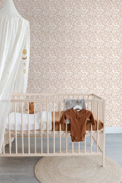 Kinderzimmer mit Kinderbett, Himmelbett und gemusterter Tapete