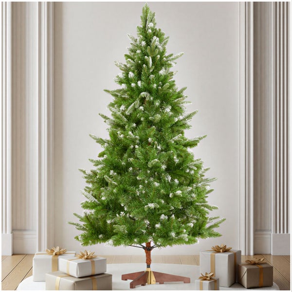 Künstlicher Weihnachtsbaum mit künstlichem Schnee auf den Zweigen, aufgestellt auf einem Ständer mit Geschenkpaketen am Boden.