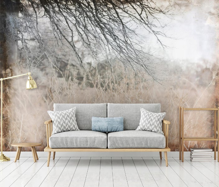 Wohnzimmer mit grauem Sofa, Holztisch, Lampe und Tapete mit Baummotiv