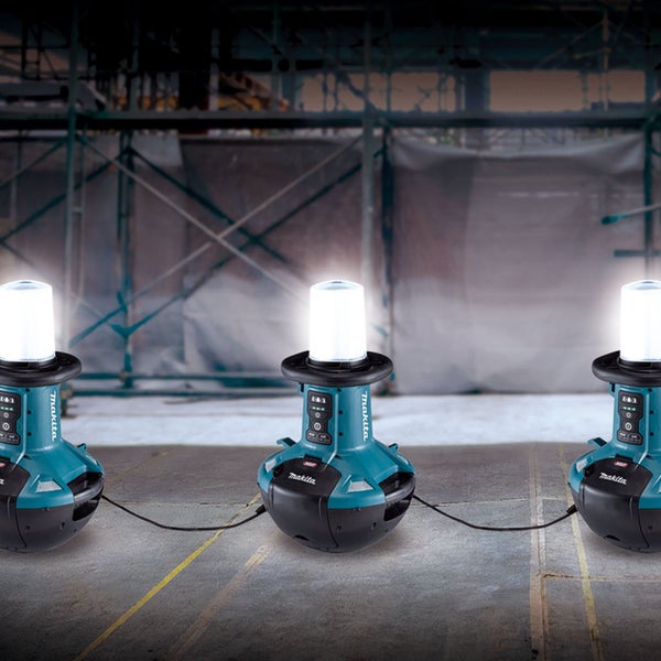 Geöffneter blauer Werkzeugkoffer mit Steckschlüsselsatz, Bits und Ratschenschlüssel