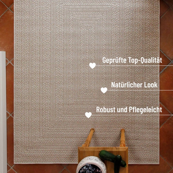 Flachgewebe-Teppich in Sisal-Optik auf Fliesenboden mit Hinweisen zu Qualität, natürlichem Look und Pflegeleichtigkeit.