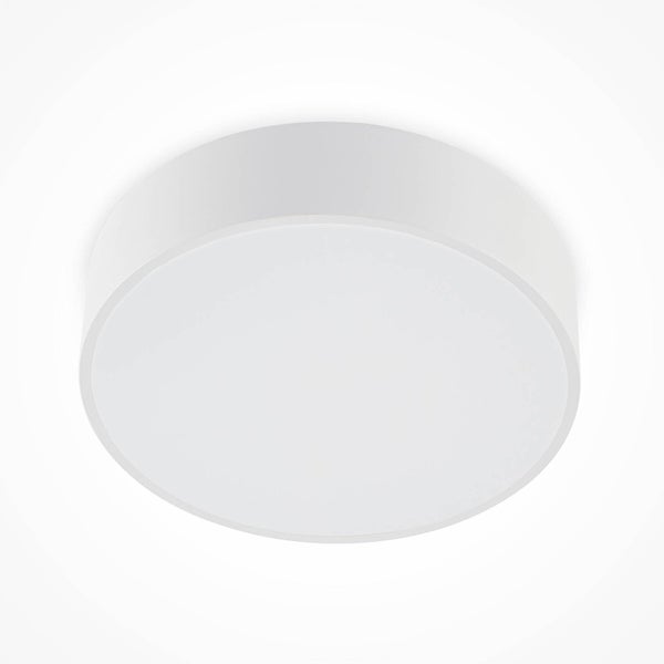 Runde, flache Deckenleuchte in Weiß mit opaler Abdeckung.