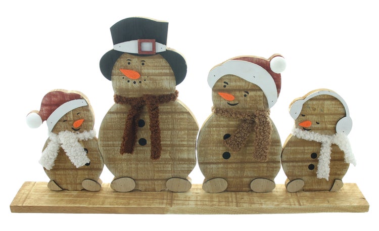 Dekorative Schneemannfamilie aus Holz auf einem Brett