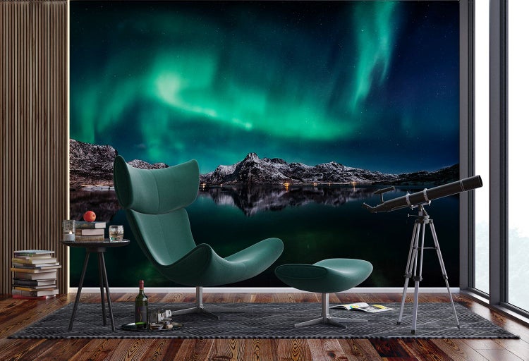 Wohnzimmer mit Sessel, Hocker, Tisch, Teleskop und Fototapete mit Polarlicht