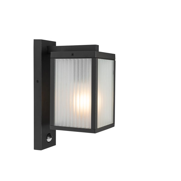 Moderne Außenwandleuchte mit Bewegungsmelder, rechteckiges Gehäuse aus Metall und geriffeltem Glas.