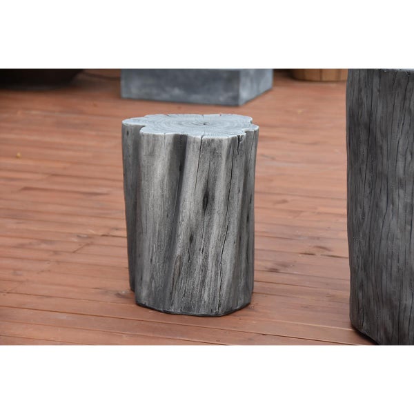 Dekorativer Gartenhocker in Baumstamm-Optik aus Beton auf einer Holzterrasse.