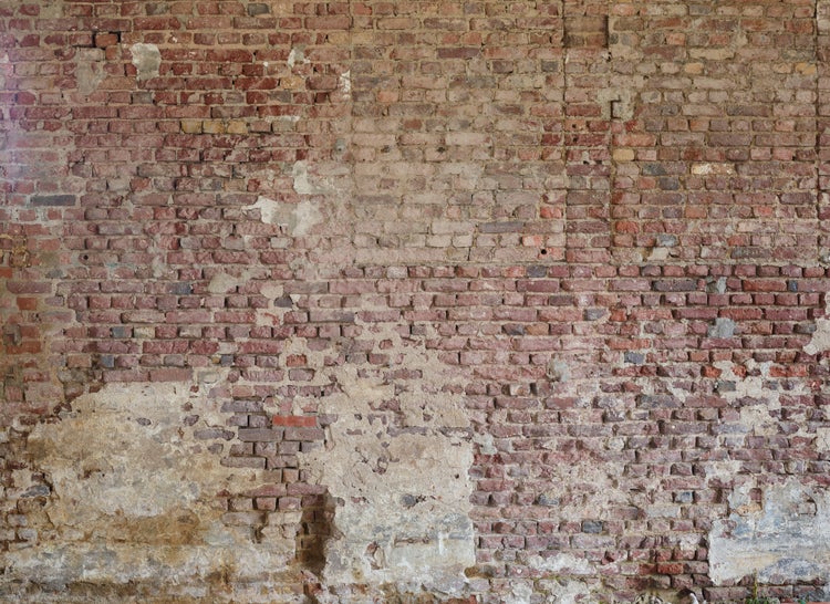 Rustikale Backsteinwand mit Mörtel- und Putzresten, strukturierte Mauerwerk-Optik im Industrie-Stil.