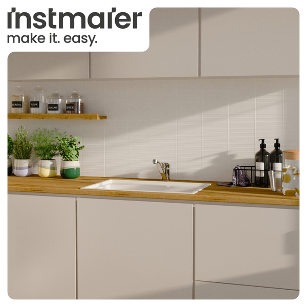 Moderne Küche mit Spüle und Aufbewahrungslösungen