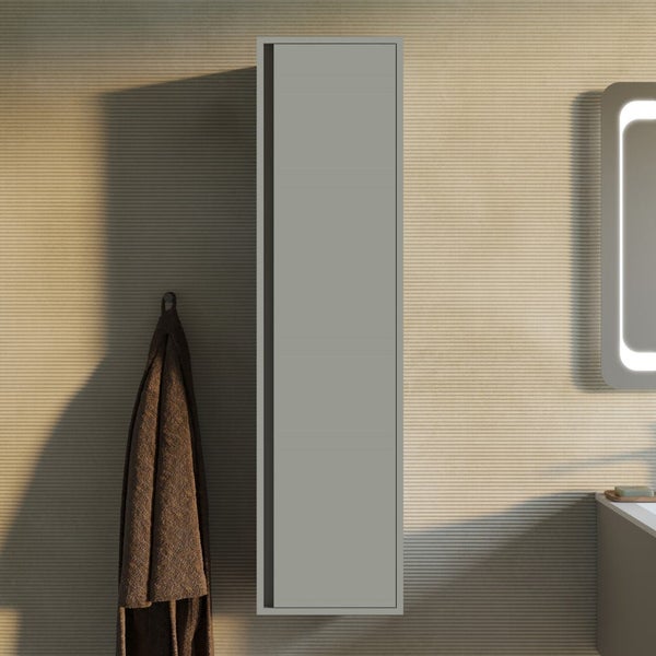 Moderner, hoher Badezimmerschrank in minimalistischem Design, montiert an einer texturierten Wand neben einem Handtuch und einem Wandspiegel.