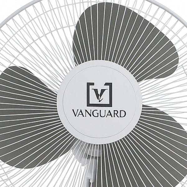 Ventilator mit drei grauen Rotorblättern, weißem Schutzgitter und Vanguard Logo.