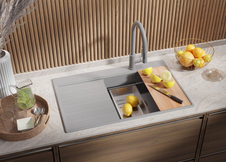 Küchenspüle mit Abtropffläche, Schneidebrett, Wasserhahn und Küchenutensilien