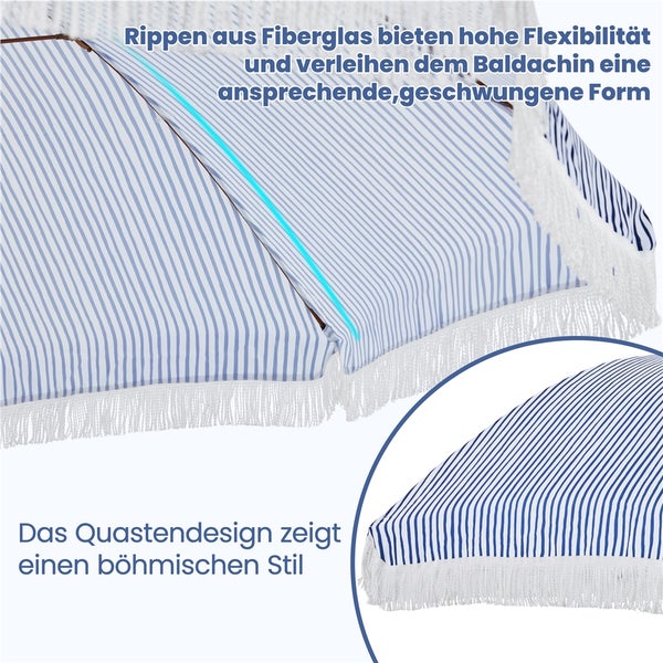 Detailansicht eines Sonnenschirms mit blau-weiß gestreiftem Muster und Fransen