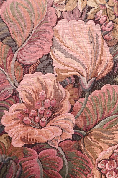 Nahaufnahme eines textilen Musters mit Blumen