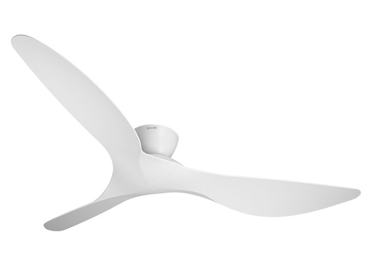 Moderner Deckenventilator mit drei geschwungenen Rotorblättern und Lucci Air Logo für eine effiziente Raumklimatisierung.