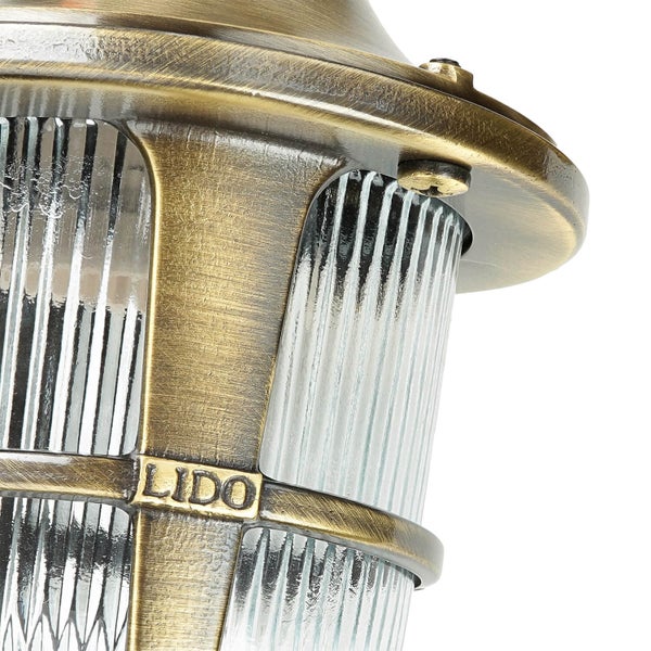 Detailansicht einer goldenen Außenleuchte mit dem Schriftzug LIDO.
