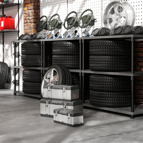 Helle Raumszene mit Zimmerpflanze, Sesseln und abstrakter Kunst