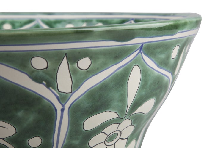 Detailansicht eines Keramik Waschbeckens mit Blumenmuster