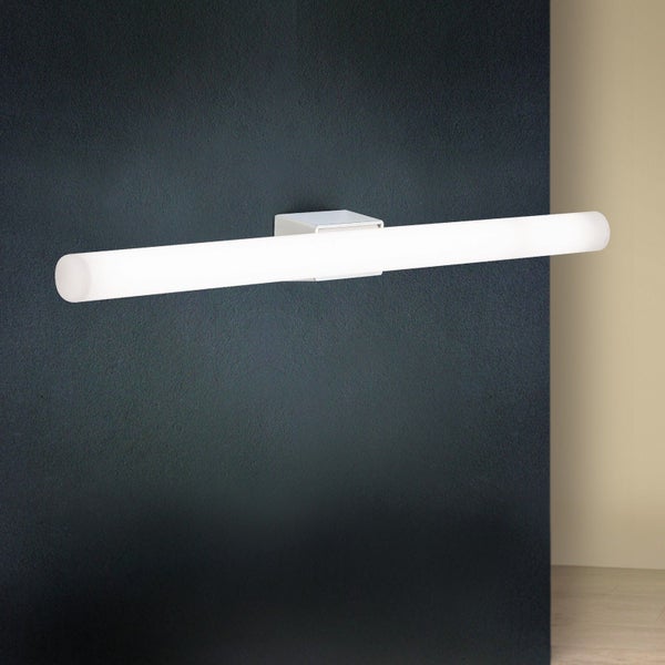 Moderne LED Spiegelleuchte in stabförmigem Design zur Wandmontage für eine gleichmäßige Ausleuchtung im Badezimmer.