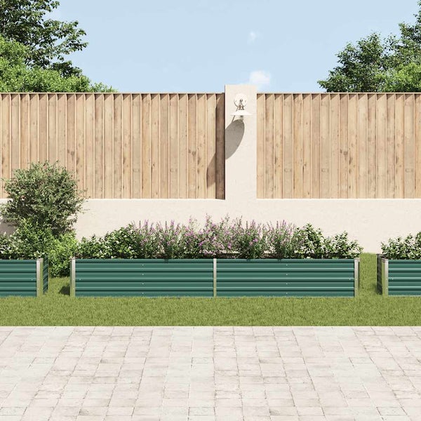 Gartenansicht mit Hochbeet aus Metall vor Holzzaun