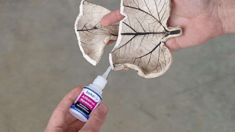 Allzweckkleber wird verwendet, um zwei dekorative Keramikblätter zu verkleben.