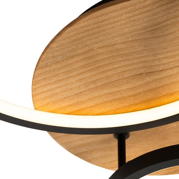 Moderne Deckenleuchte mit runden Holzelementen und integriertem LED Leuchtband in Kombination mit schwarzen Metallakzenten
