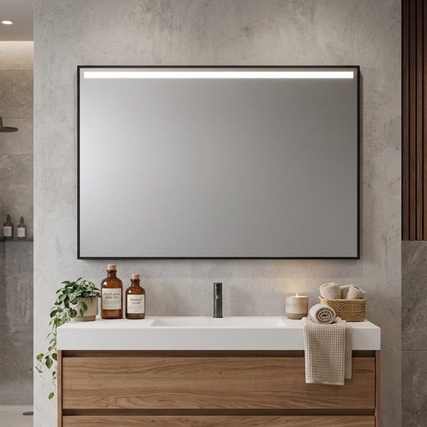 Modernes Badezimmer mit rechteckigem Spiegel mit LED-Lichtleiste, schwarzem Rahmen, Holzwastisch und weißem Aufsatzwaschbecken vor grauer Wand.