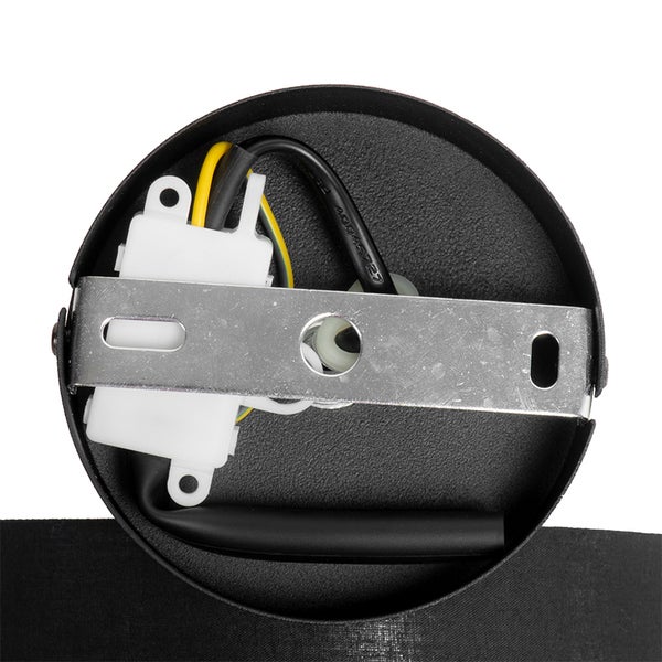 Innenansicht einer Lampenbefestigung mit Metallbügel, Anschlussdose und Verkabelung.