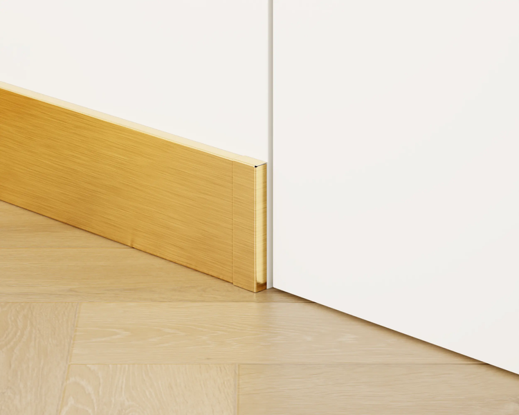 Sockelleiste aus Holz zwischen Wand und Holzboden