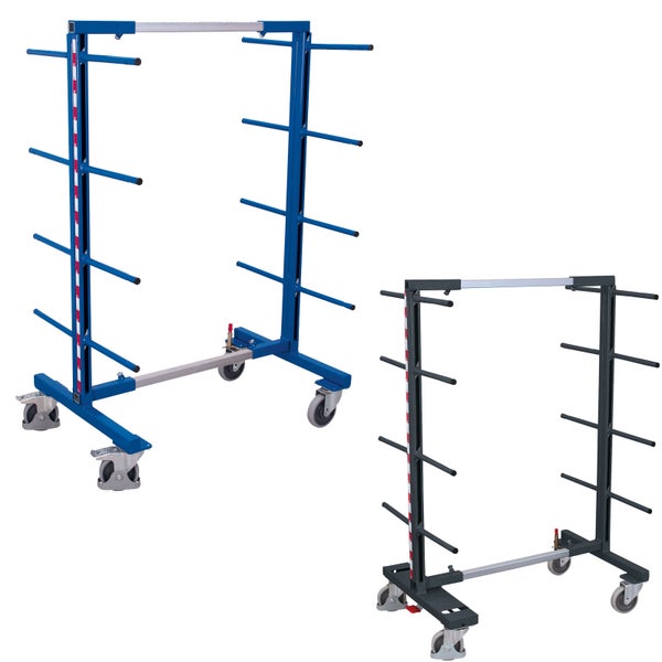 Zwei Hordenwagen aus Metall mit horizontalen Tragarmen und Lenkrollen zur Lagerung von Werkstücken.