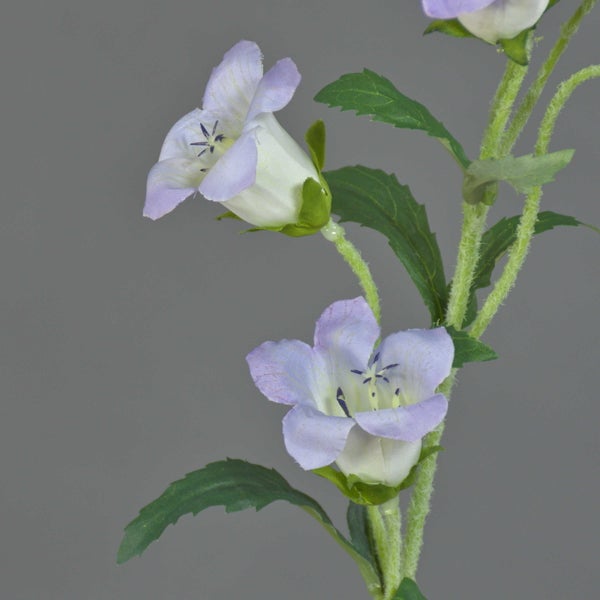 Künstliche Glockenblume mit lila Blüten, grünen Blättern und behaartem Stiel aus Kunststoff und Textil.