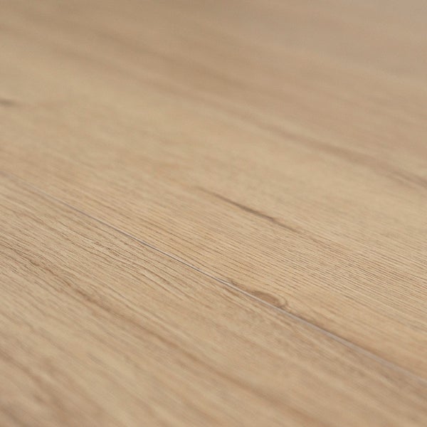 Detailansicht eines Laminatbodens mit Eichenholzoptik und fühlbarer Maserung.