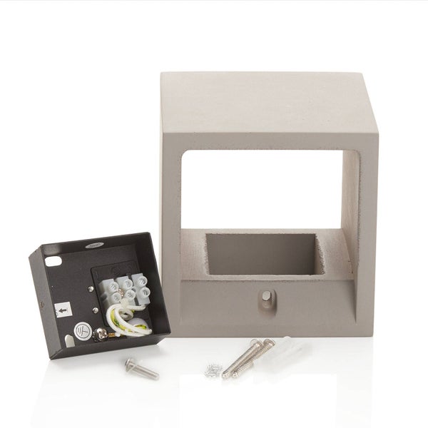 Quadratische Wandleuchte aus Beton inklusive Montagesockel, Schrauben und Dübeln.