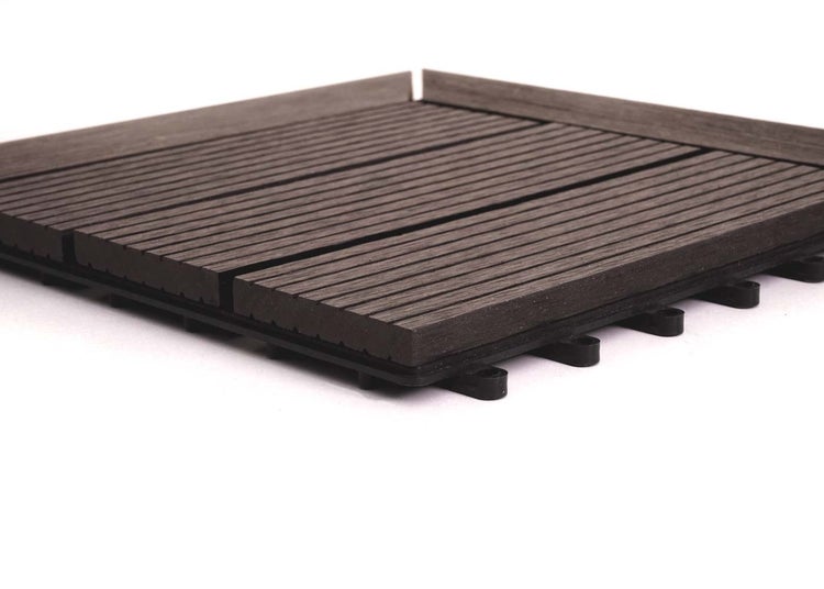 Terrassenfliese aus Holz-Kunststoff-Verbundwerkstoff mit Klicksystem und gerillter Oberfläche.