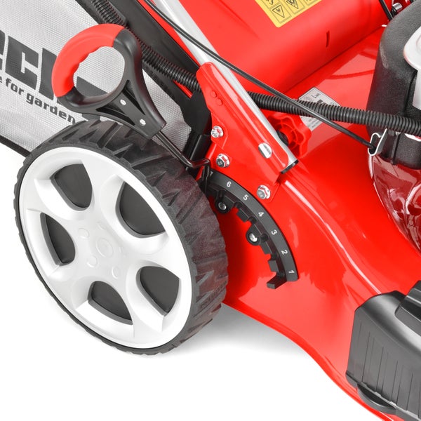 Detailansicht eines Rasenmähers mit Höheneinstellung