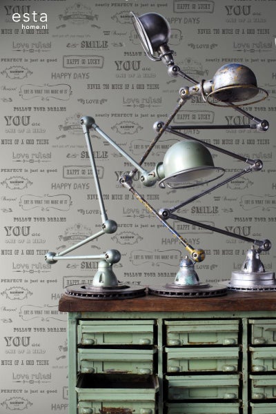 Dekorative Szene mit Vintage Schreibtischlampen auf einem alten Schrank