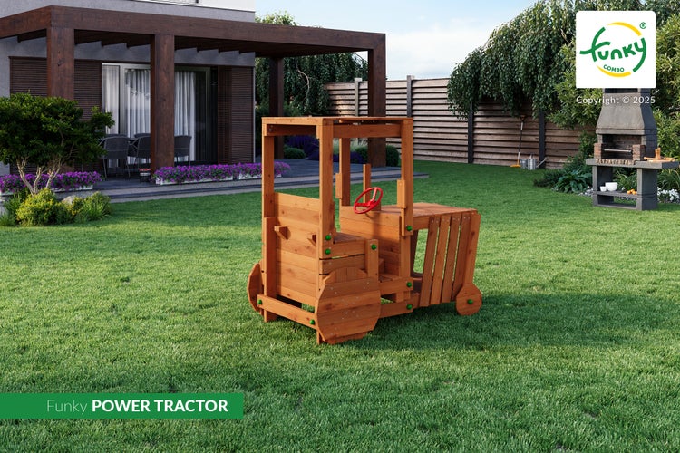 Spieltraktor Funky Power Tractor aus Holz auf einer Rasenfläche in einem Garten mit Wohnhaus und Terrasse. Funky Combo Logo.