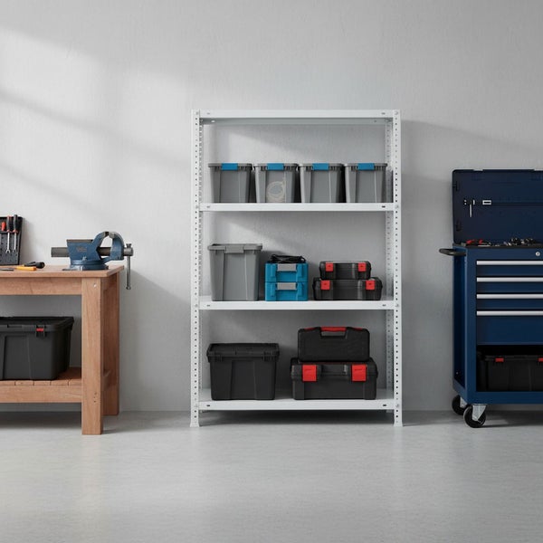 Organisierte Werkstatt mit einem weißen Metallregal, gefüllt mit Aufbewahrungsboxen, einer Werkbank mit Schraubstock und einem blauen Werkstattwagen.