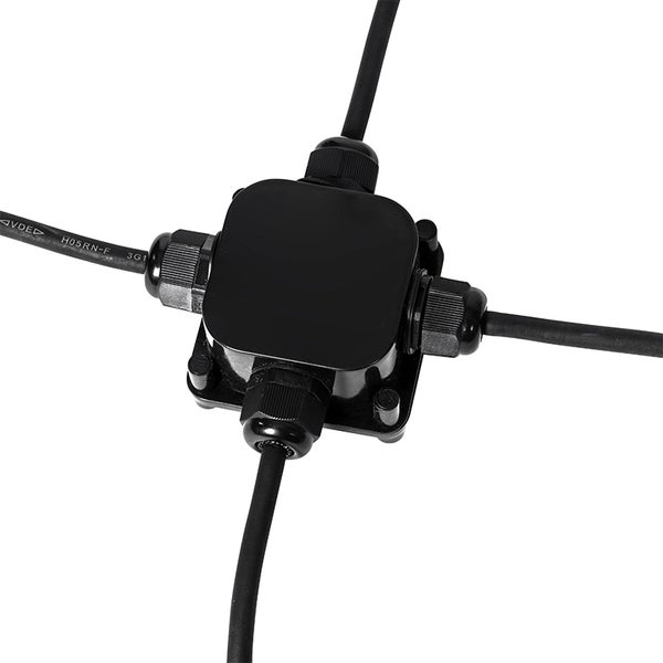 Schwarze Abzweigdose aus Kunststoff mit vier Kabelverschraubungen und angeschlossenen Kabeln für den Außenbereich.