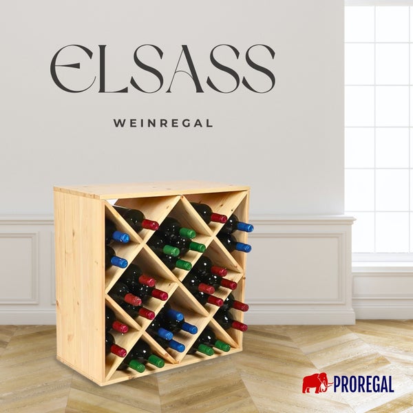 Weinregal Elsass aus Holz mit diagonalen Fächern, gefüllt mit Weinflaschen, stehend auf Holzboden vor weißer Wand.