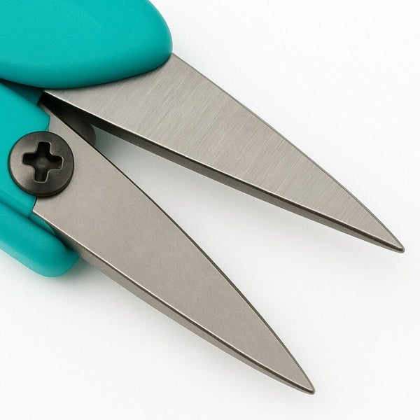 Detailaufnahme einer Schere mit türkisfarbenen Griffen und grauen Klingen.