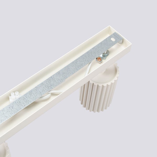 Detailansicht einer weißen Stromschienenschiene mit Stromkabel