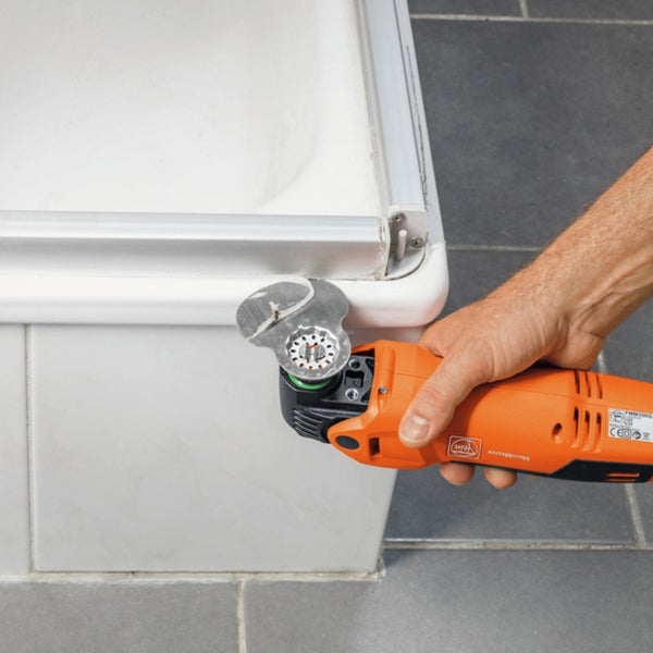 Fein Multimaster oszillierendes Elektrowerkzeug mit Sägeblatt an einer Badewanne