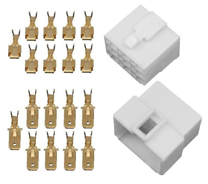 Set mit elektrischen Steckverbindern, Metallkontakten und zwei Kunststoffgehäusen für Kabelverbindungen.