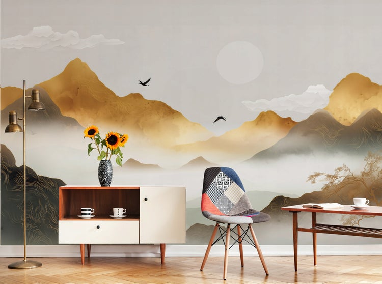 Wohnzimmer mit gemusterter Tapete mit Bergmotiv, Kommode, Stehlampe, Stuhl und Tisch